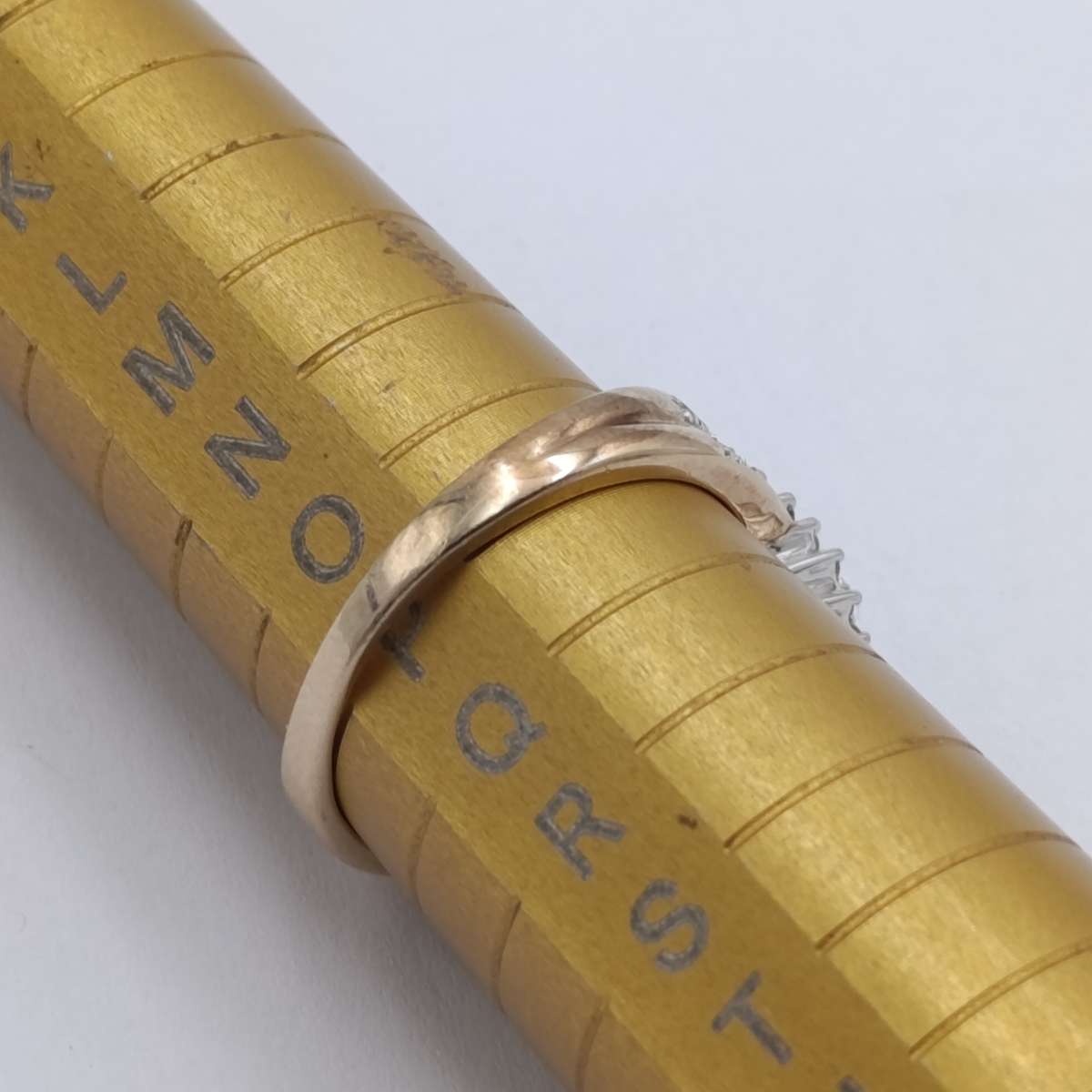 9kt gold ring with 46 white diamonds and 62 black diamonds - weight 4,2g size P