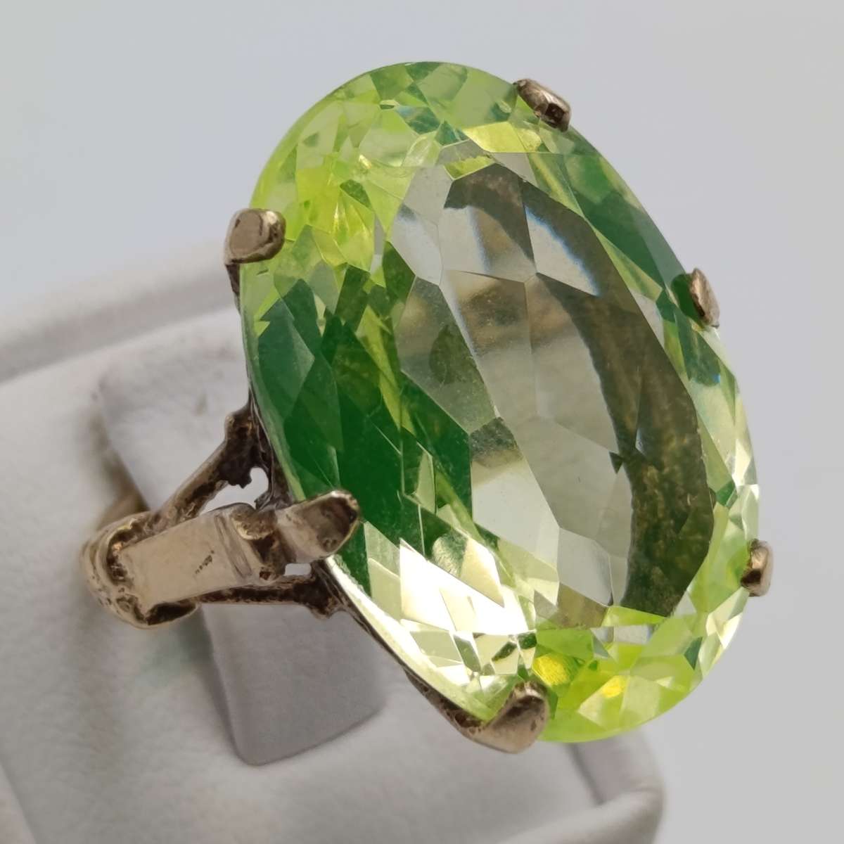 9kt gold ring with large lemon quartz - weight 11,8g