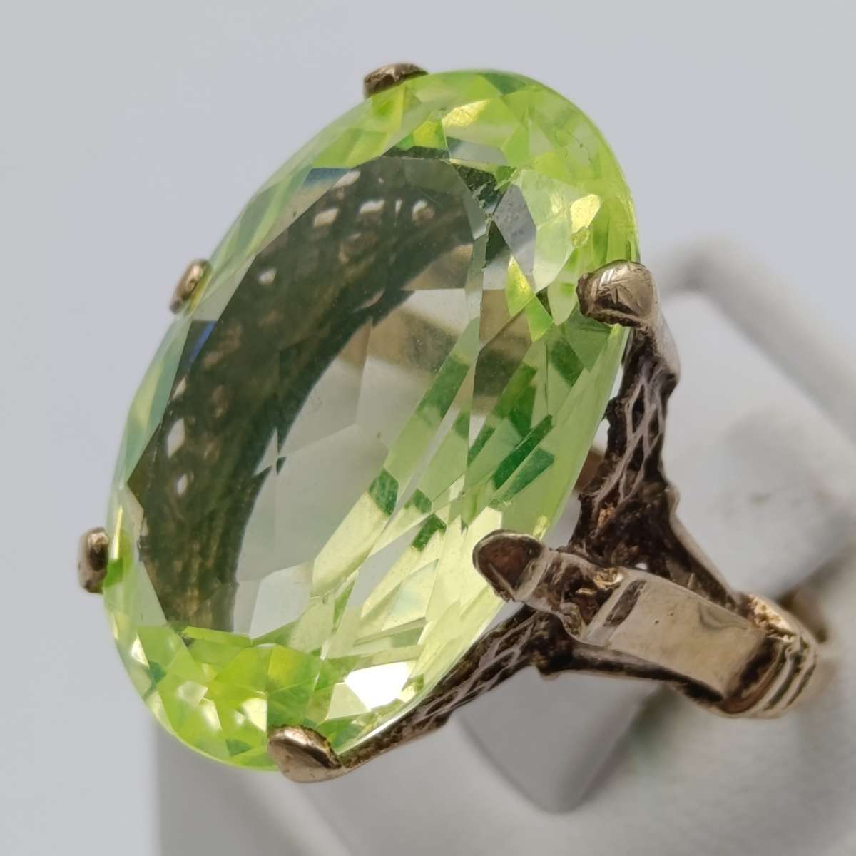 9kt gold ring with large lemon quartz - weight 11,8g