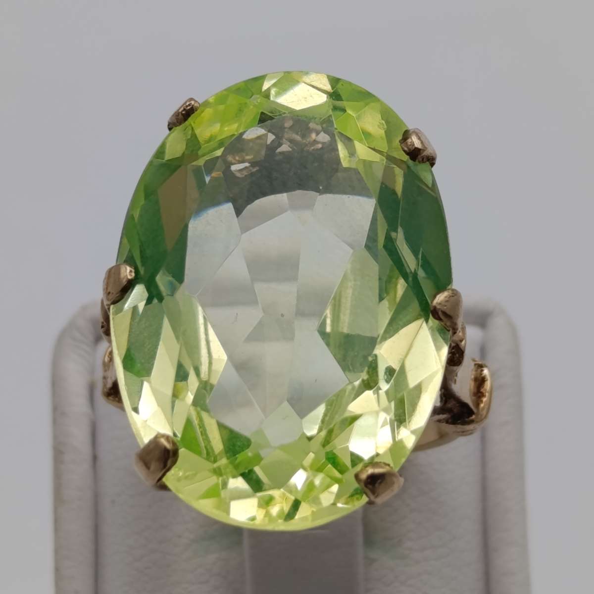 9kt gold ring with large lemon quartz - weight 11,8g