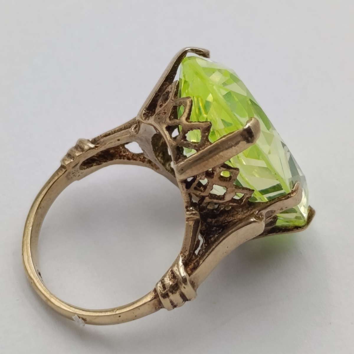 9kt gold ring with large lemon quartz - weight 11,8g