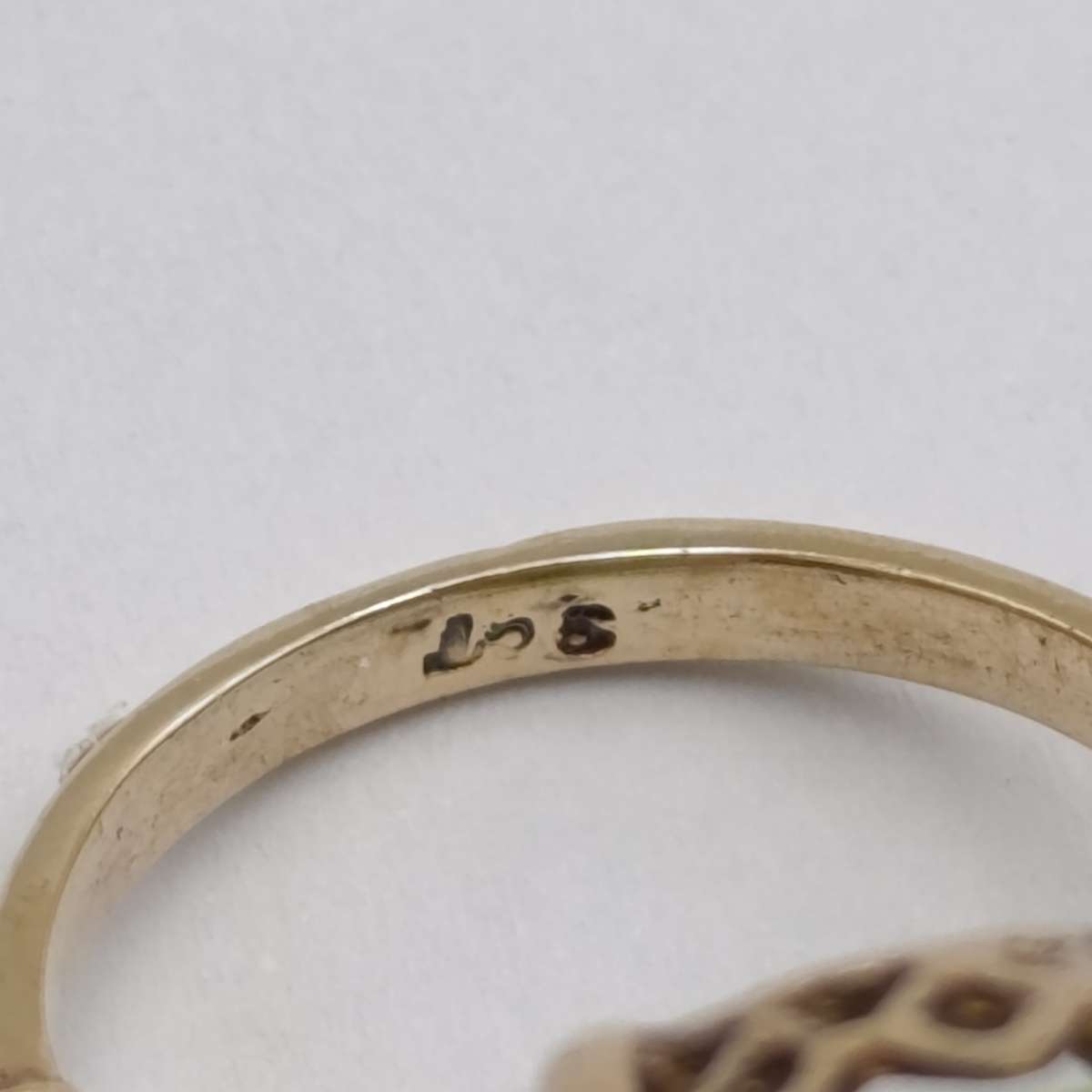 9kt gold ring with large lemon quartz - weight 11,8g