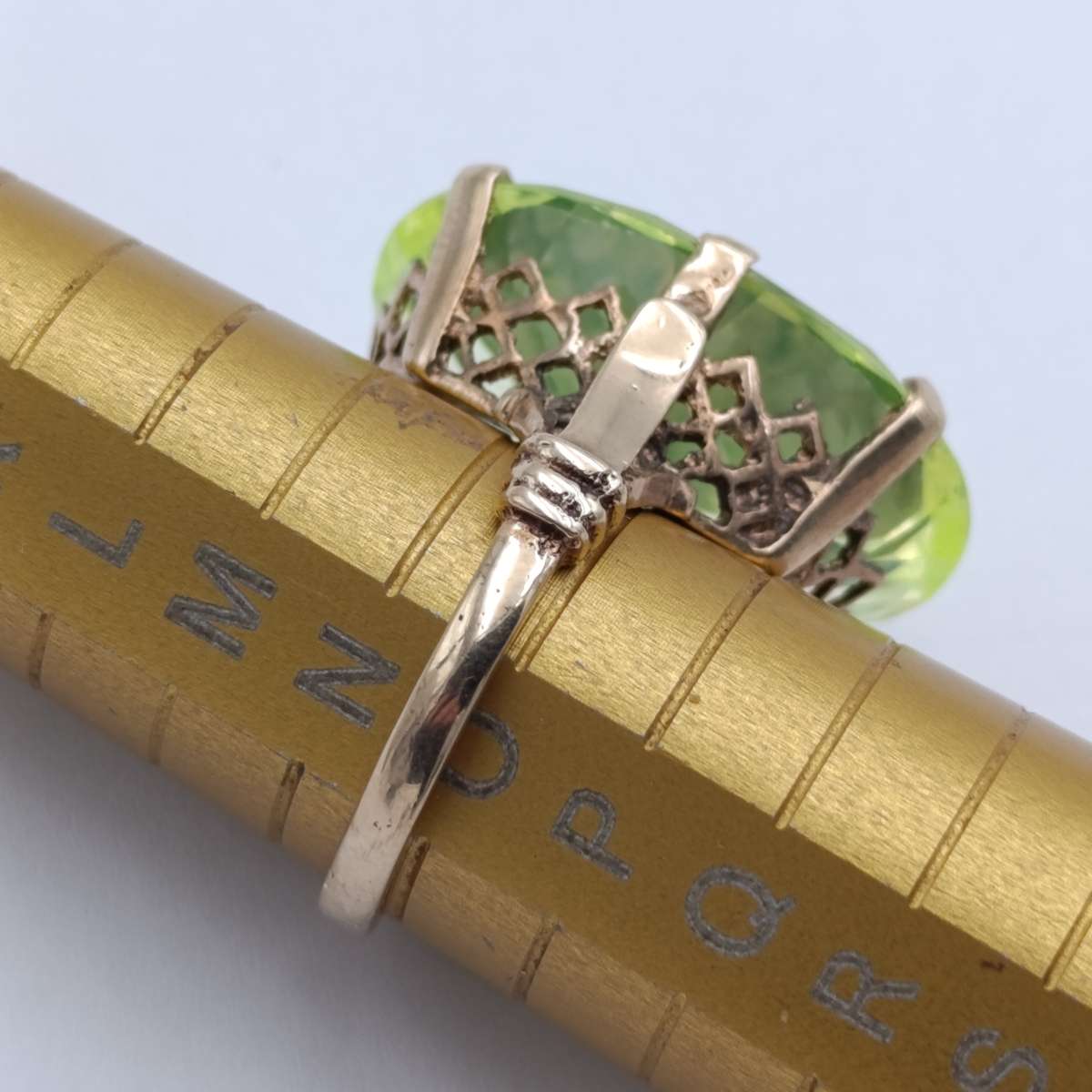 9kt gold ring with large lemon quartz - weight 11,8g