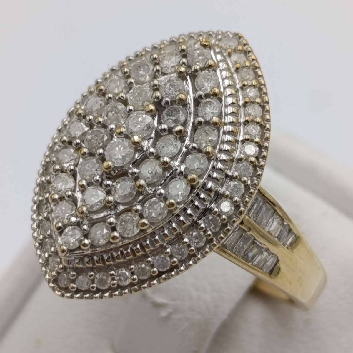9kt gold ring hallmarked with 57 round diamonds and 20 bagnette diamonds - weight 4,8g