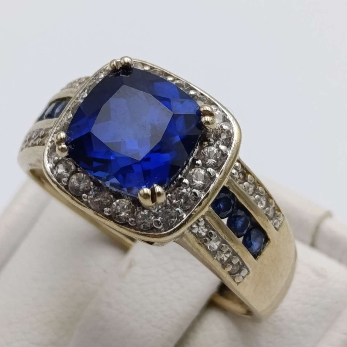 9kt gold ring with 36 diamonds and 7 sapphires - weight 3.5g