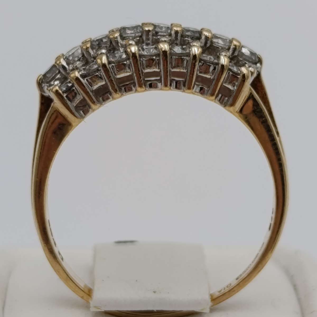 9kt gold ring with 22 diamonds - weight 3g