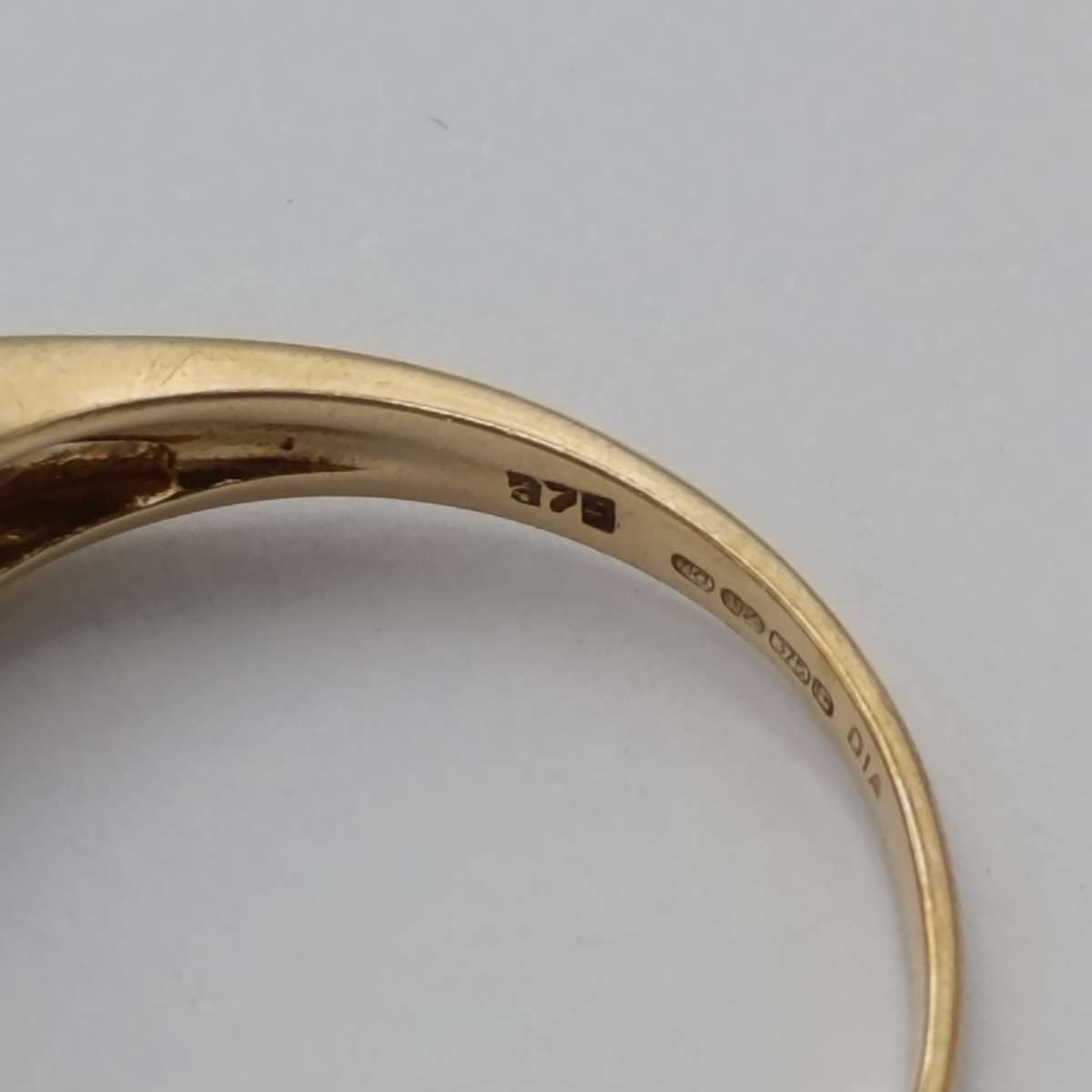 9kt gold ring with 22 diamonds - weight 3g