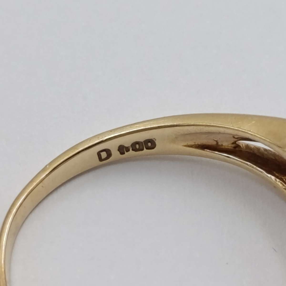 9kt gold ring with 22 diamonds - weight 3g