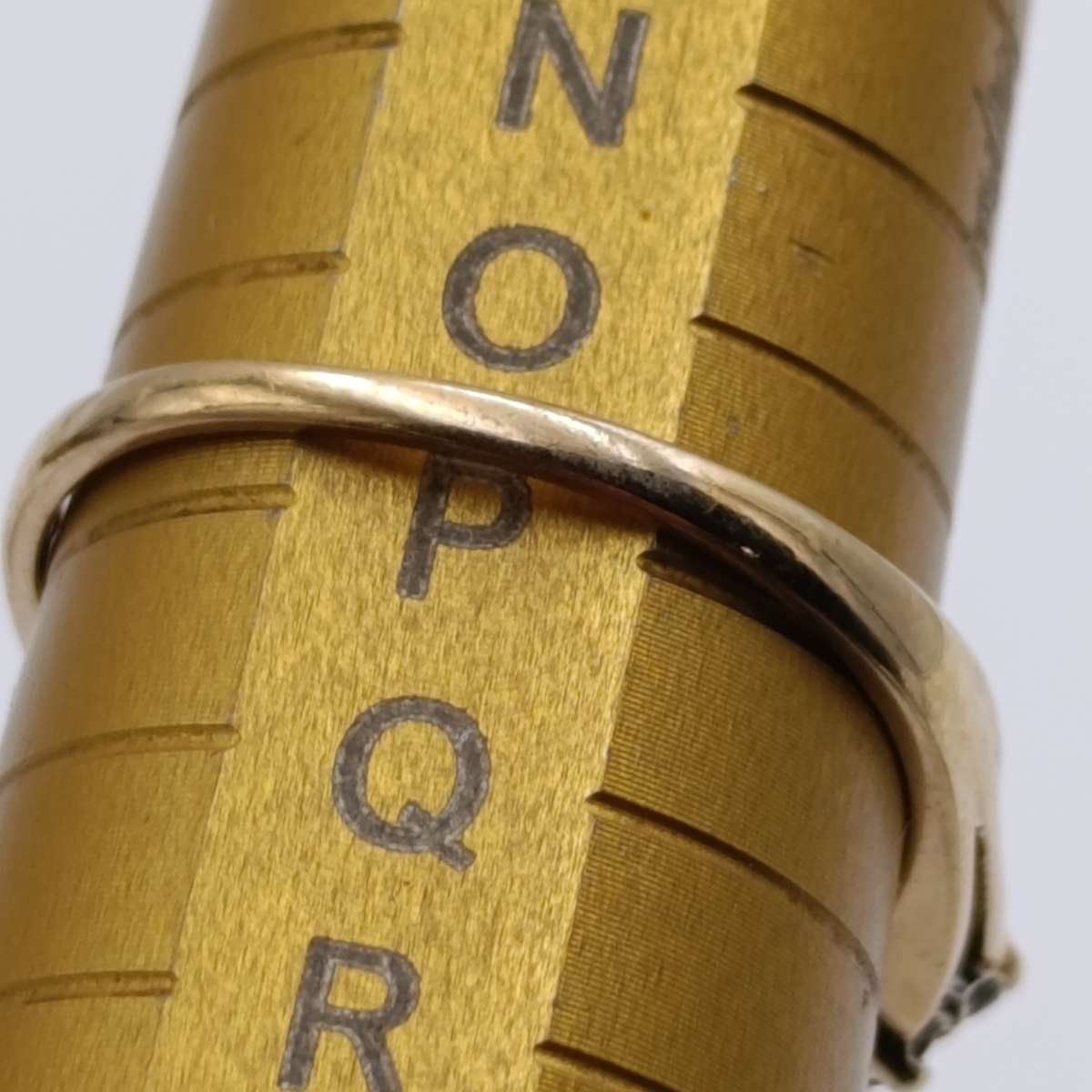 9kt gold ring with 22 diamonds - weight 3g