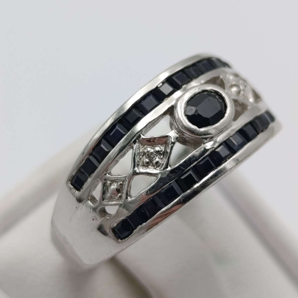 9kt white gold ring with 2 diamonds and 29 dark blue sapphires - weight 3.5g