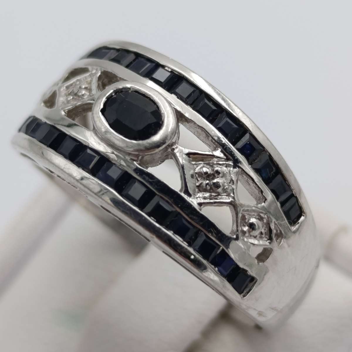 9kt white gold ring with 2 diamonds and 29 dark blue sapphires - weight 3.5g
