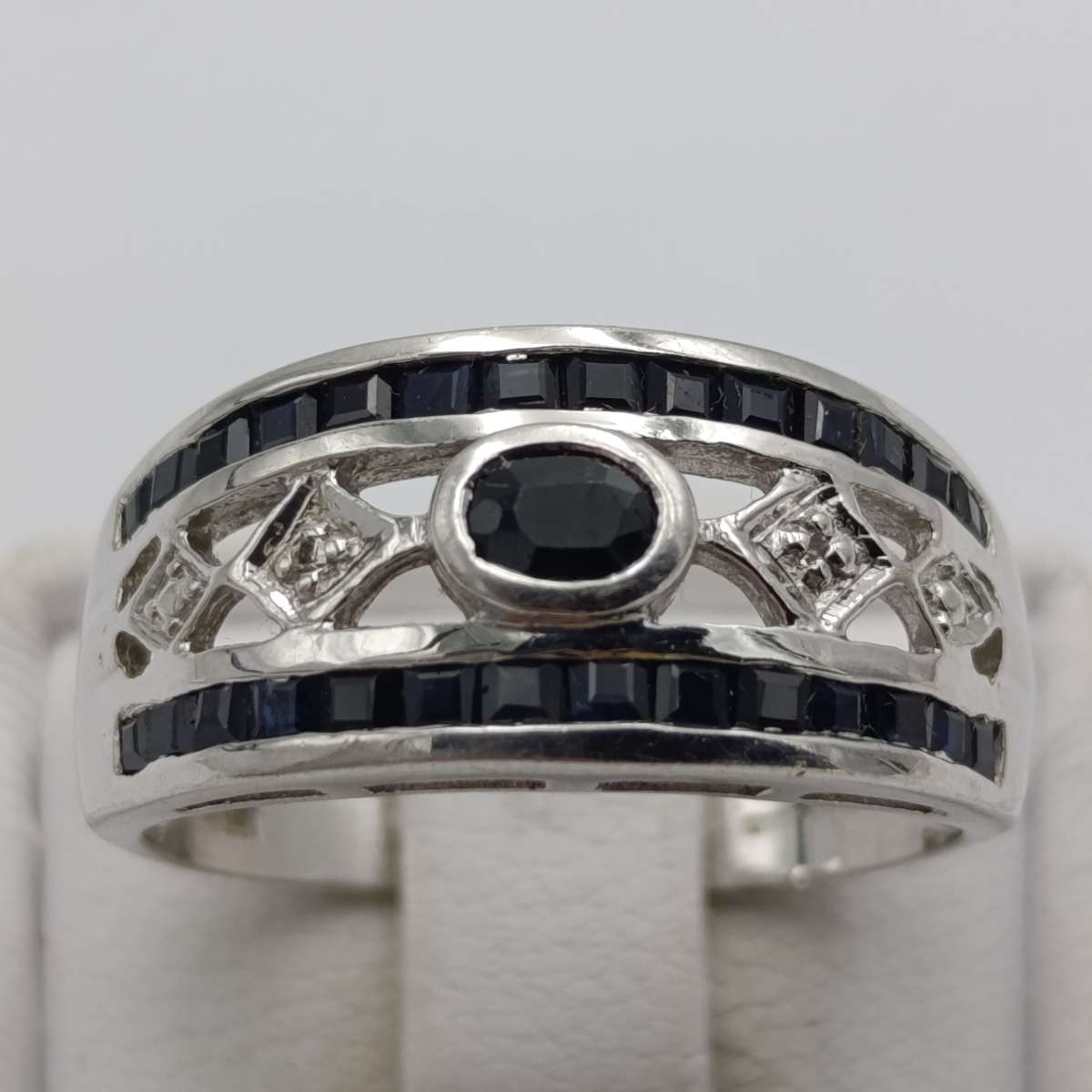 9kt white gold ring with 2 diamonds and 29 dark blue sapphires - weight 3.5g