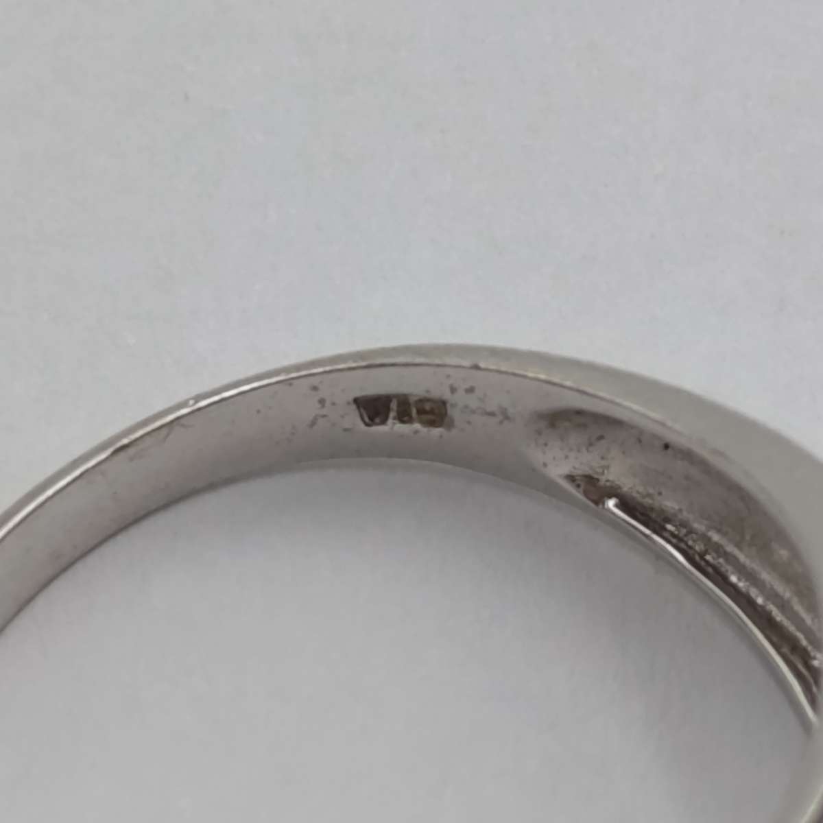 9kt white gold ring with 2 diamonds and 29 dark blue sapphires - weight 3.5g