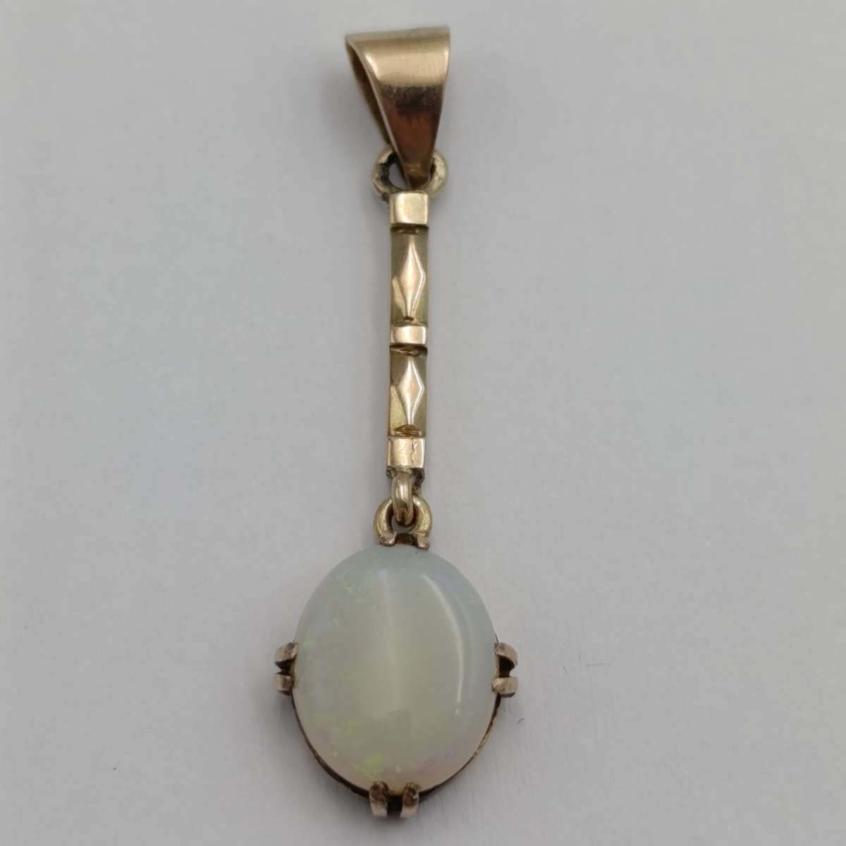 9kt Gold pendant with opal - weighs 1.7g