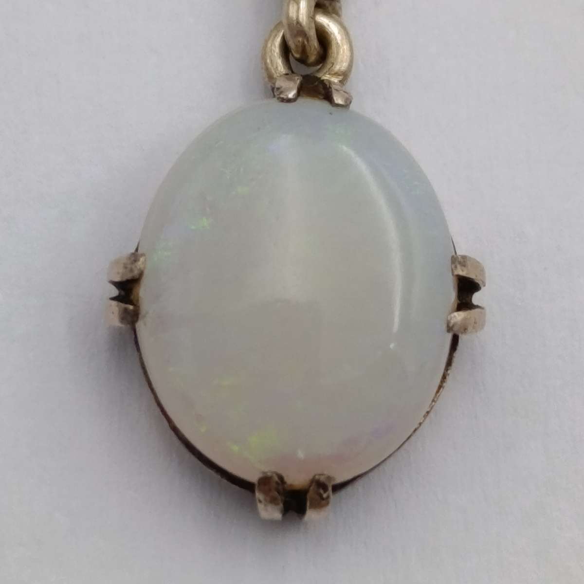 9kt Gold pendant with opal - weighs 1.7g