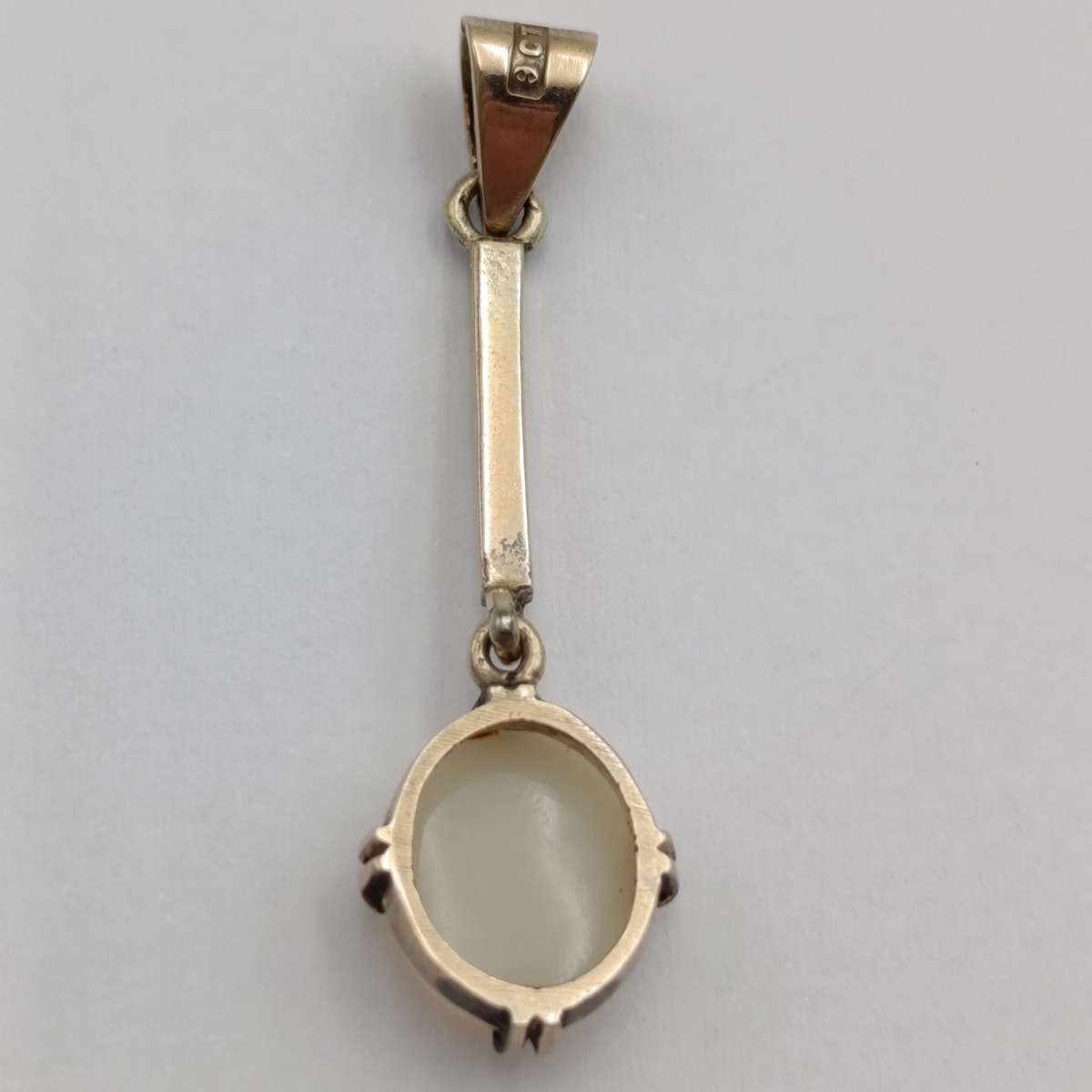 9kt Gold pendant with opal - weighs 1.7g