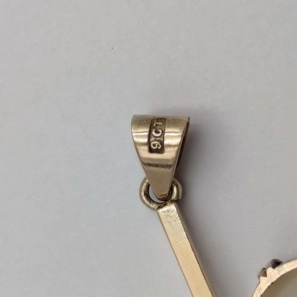 9kt Gold pendant with opal - weighs 1.7g