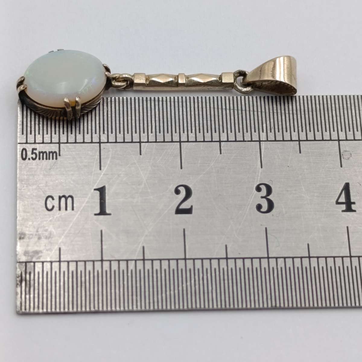 9kt Gold pendant with opal - weighs 1.7g