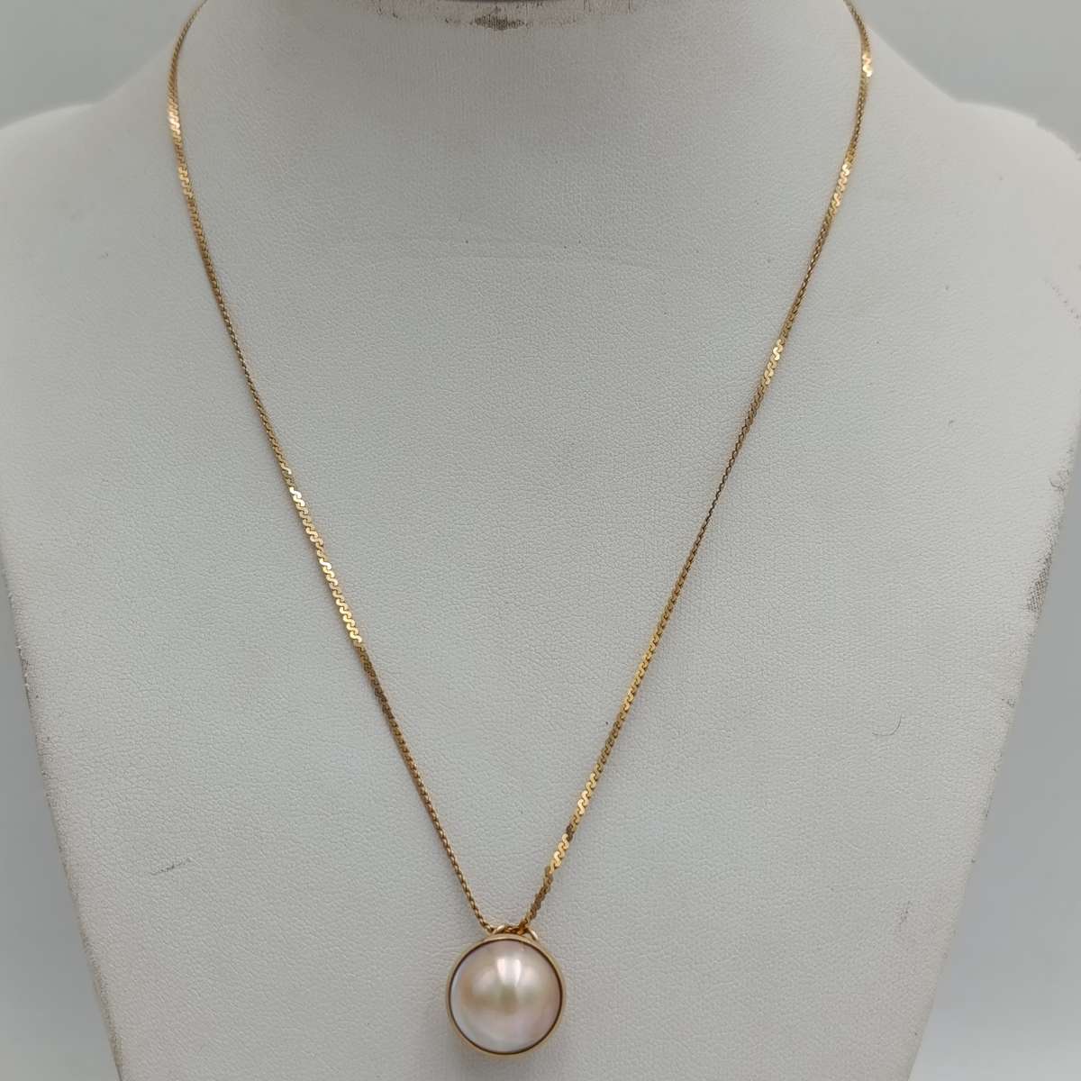 9kt Gold necklace with Mabe pearl pendant - weighs 5.8g