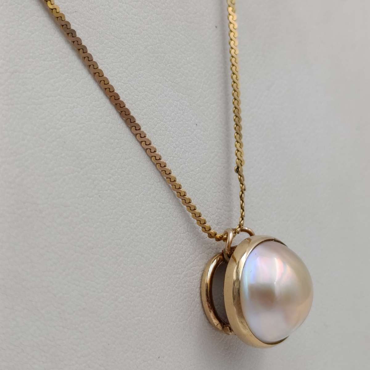 9kt Gold necklace with Mabe pearl pendant - weighs 5.8g