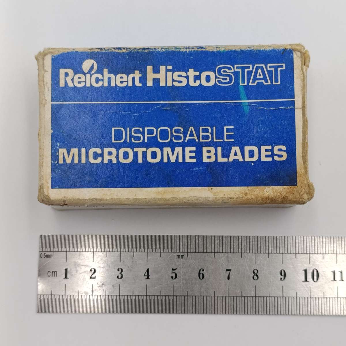 Vintage pack of disposable microtome blade - model 818