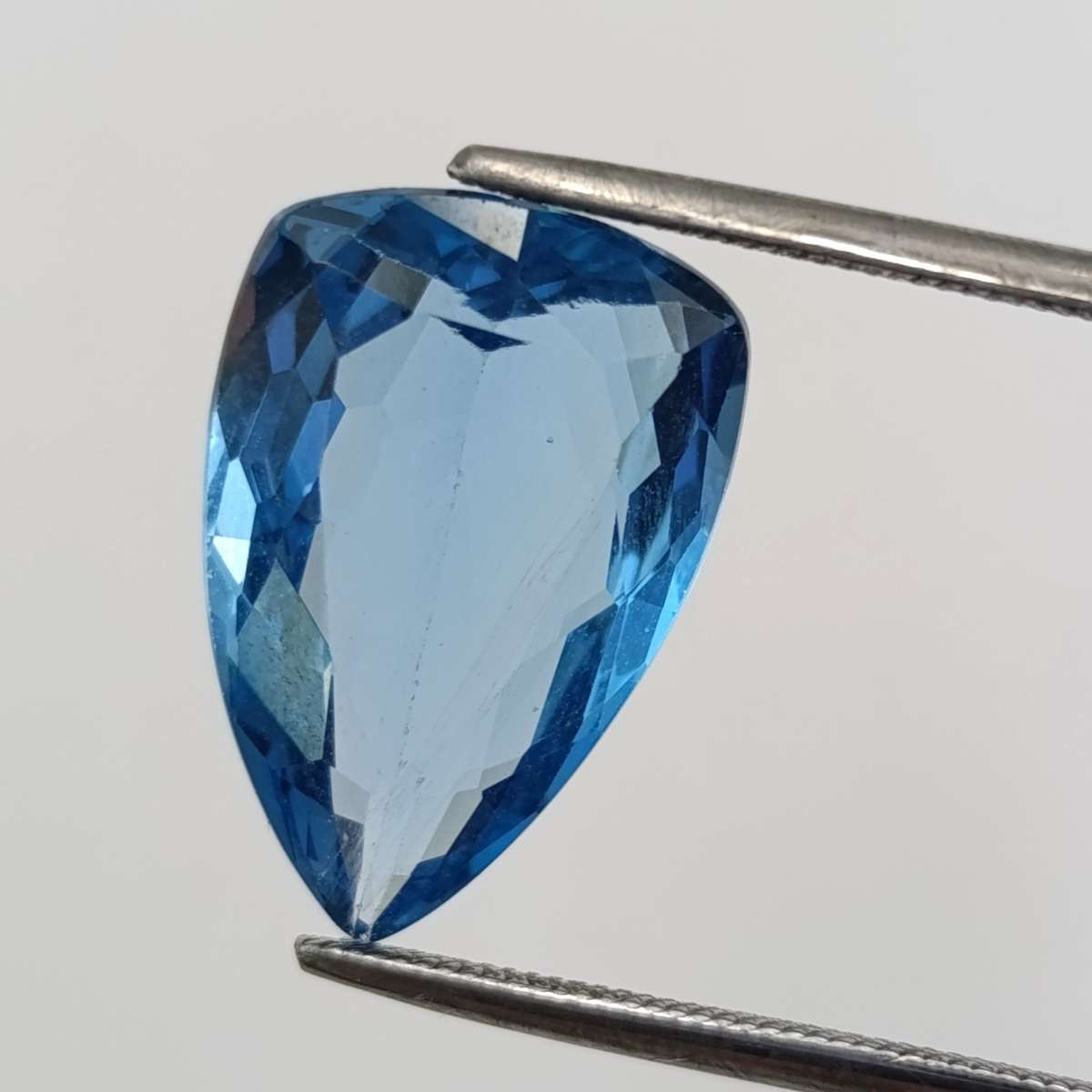 Beautiful blue teardrop topaz of 9,18ct