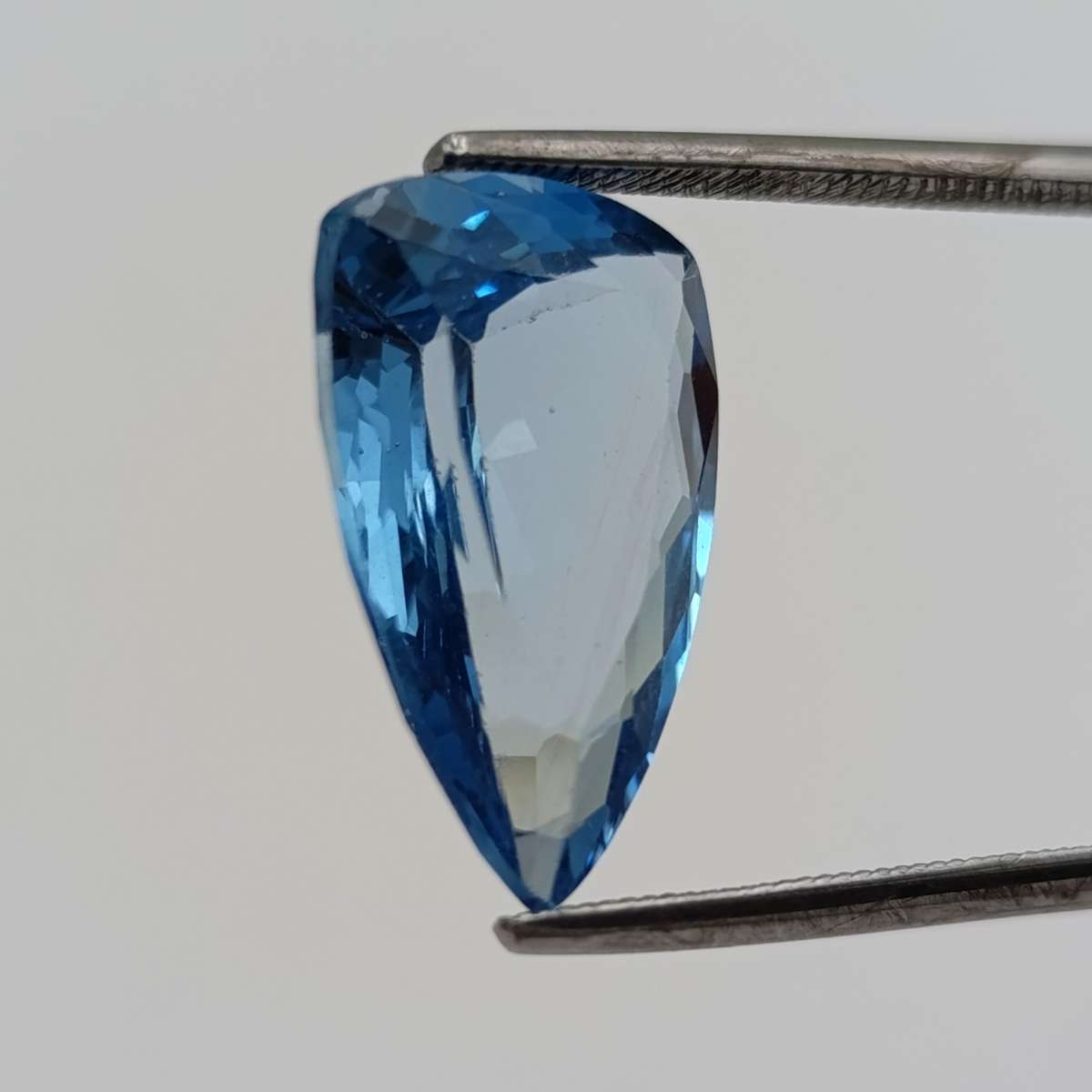 Beautiful blue teardrop topaz of 9,18ct