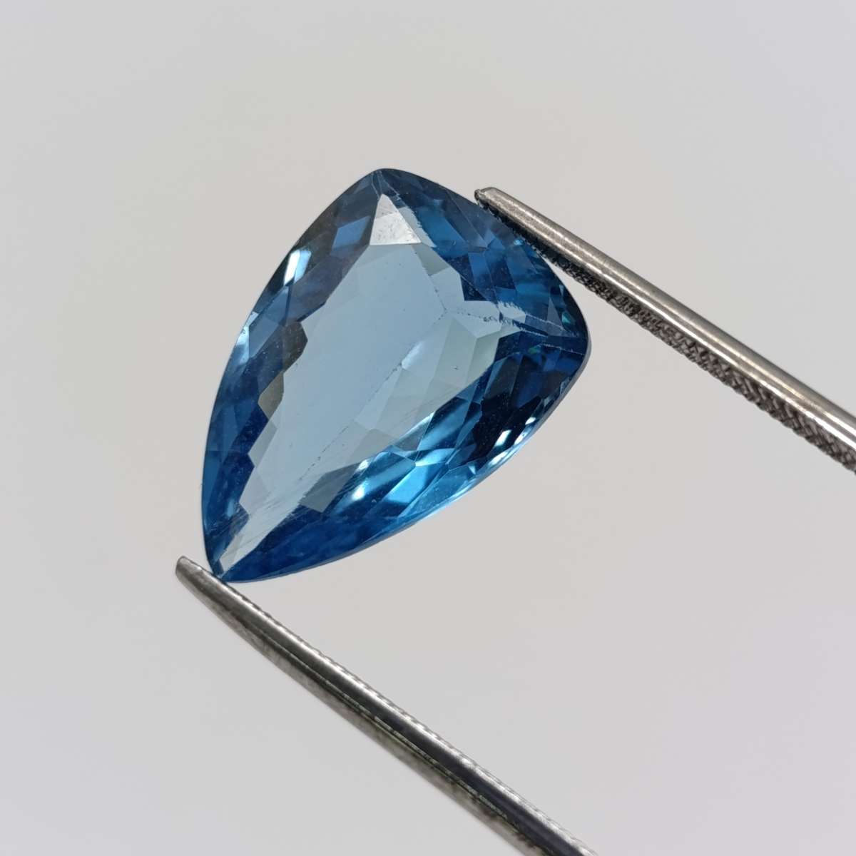 Beautiful blue teardrop topaz of 9,18ct