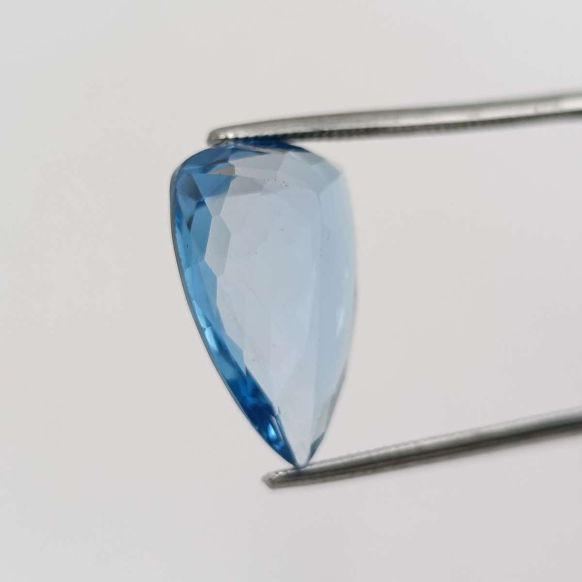 Beautiful blue teardrop topaz of 9,18ct