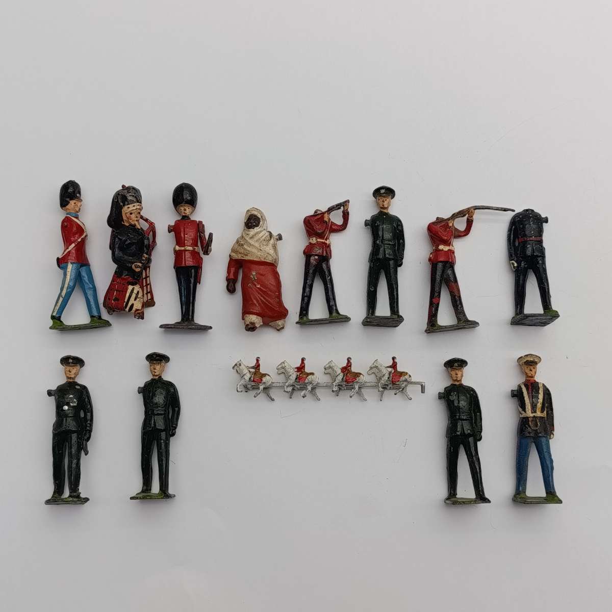 Lot of vintage Britains Ltd cavalry lead soldiers - damaged