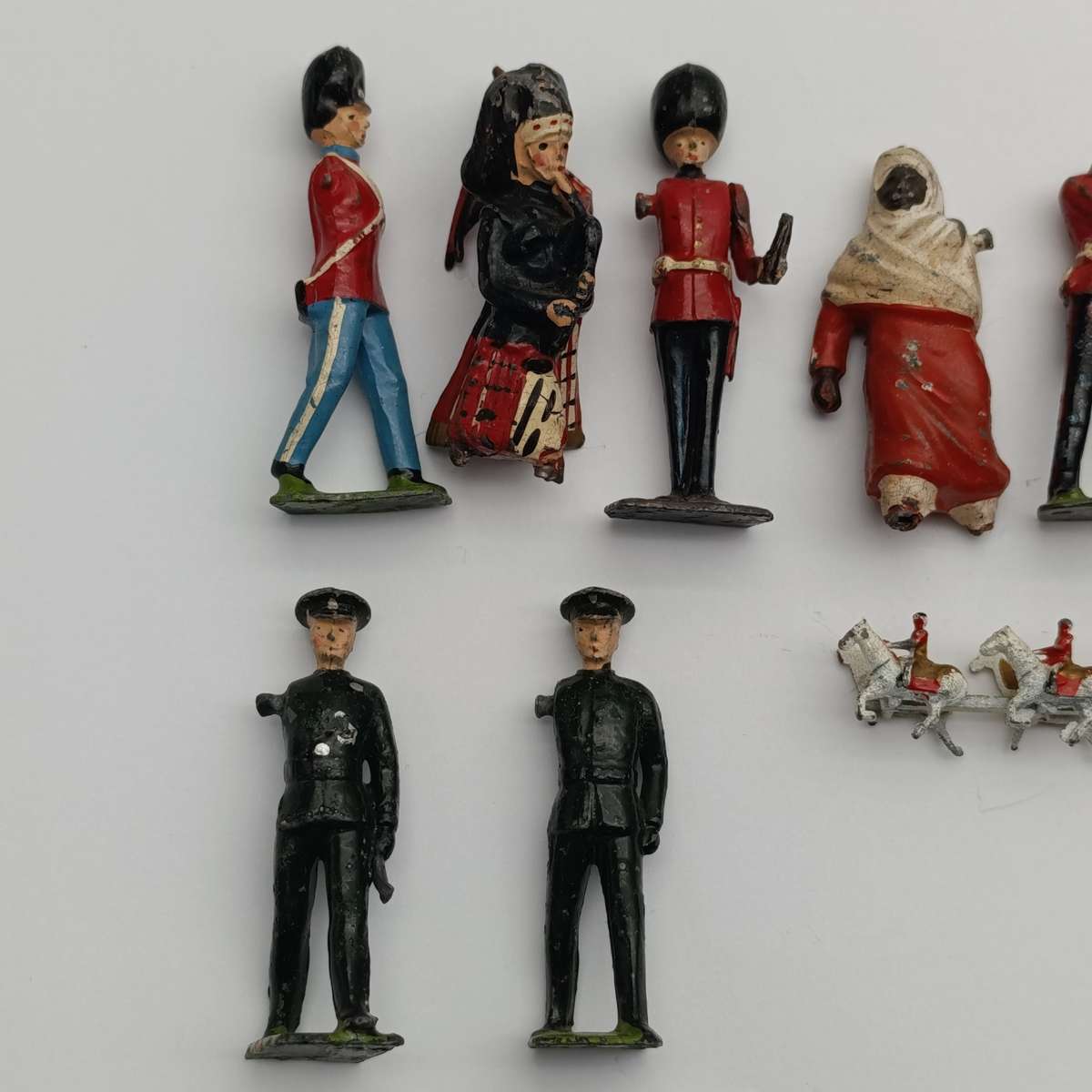 Lot of vintage Britains Ltd cavalry lead soldiers - damaged