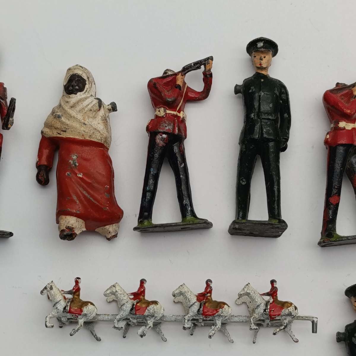 Lot of vintage Britains Ltd cavalry lead soldiers - damaged