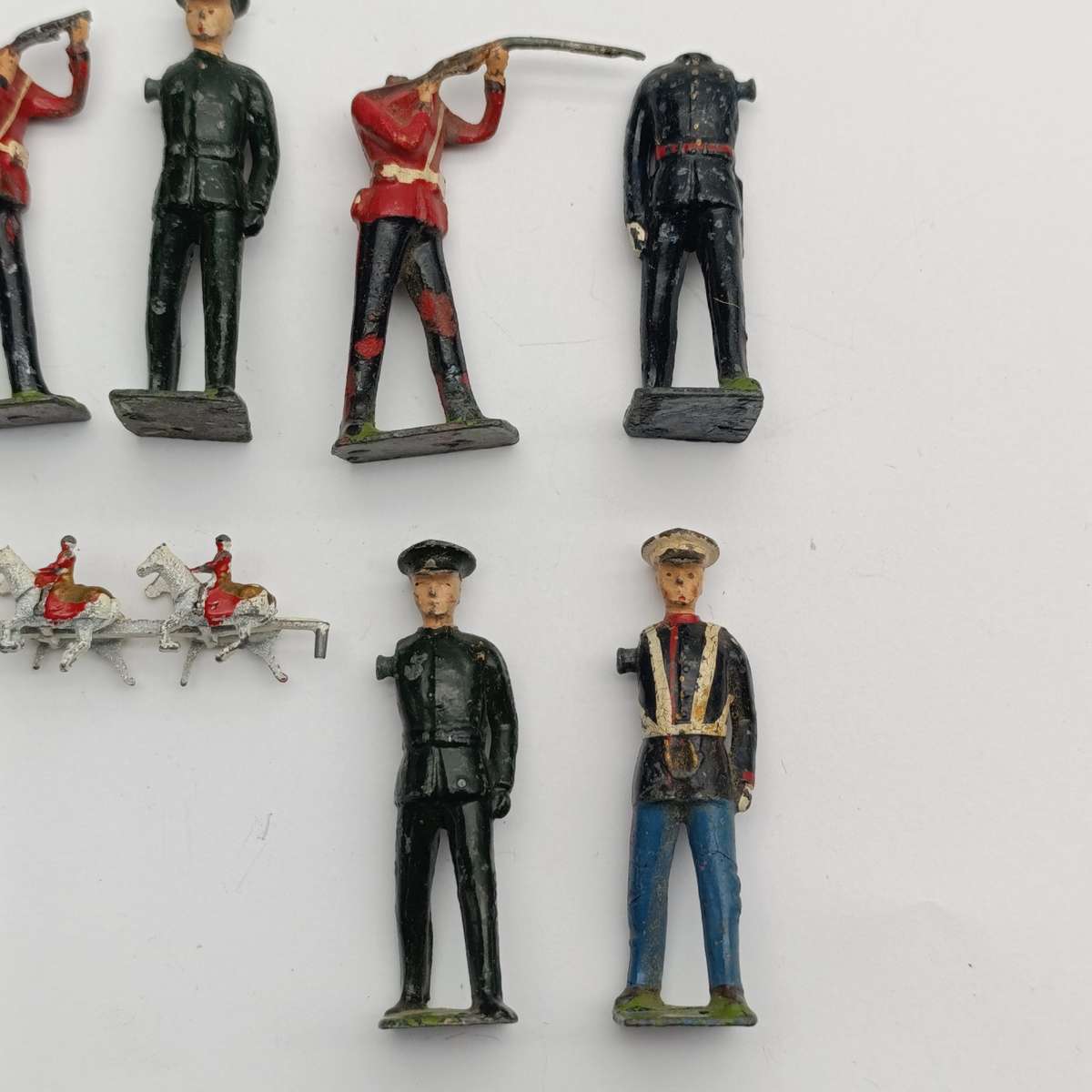 Lot of vintage Britains Ltd cavalry lead soldiers - damaged