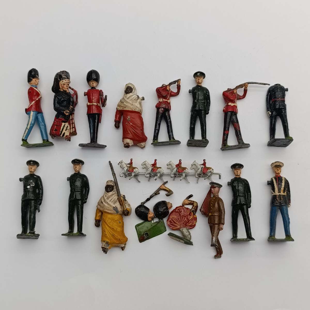 Lot of vintage Britains Ltd cavalry lead soldiers - damaged