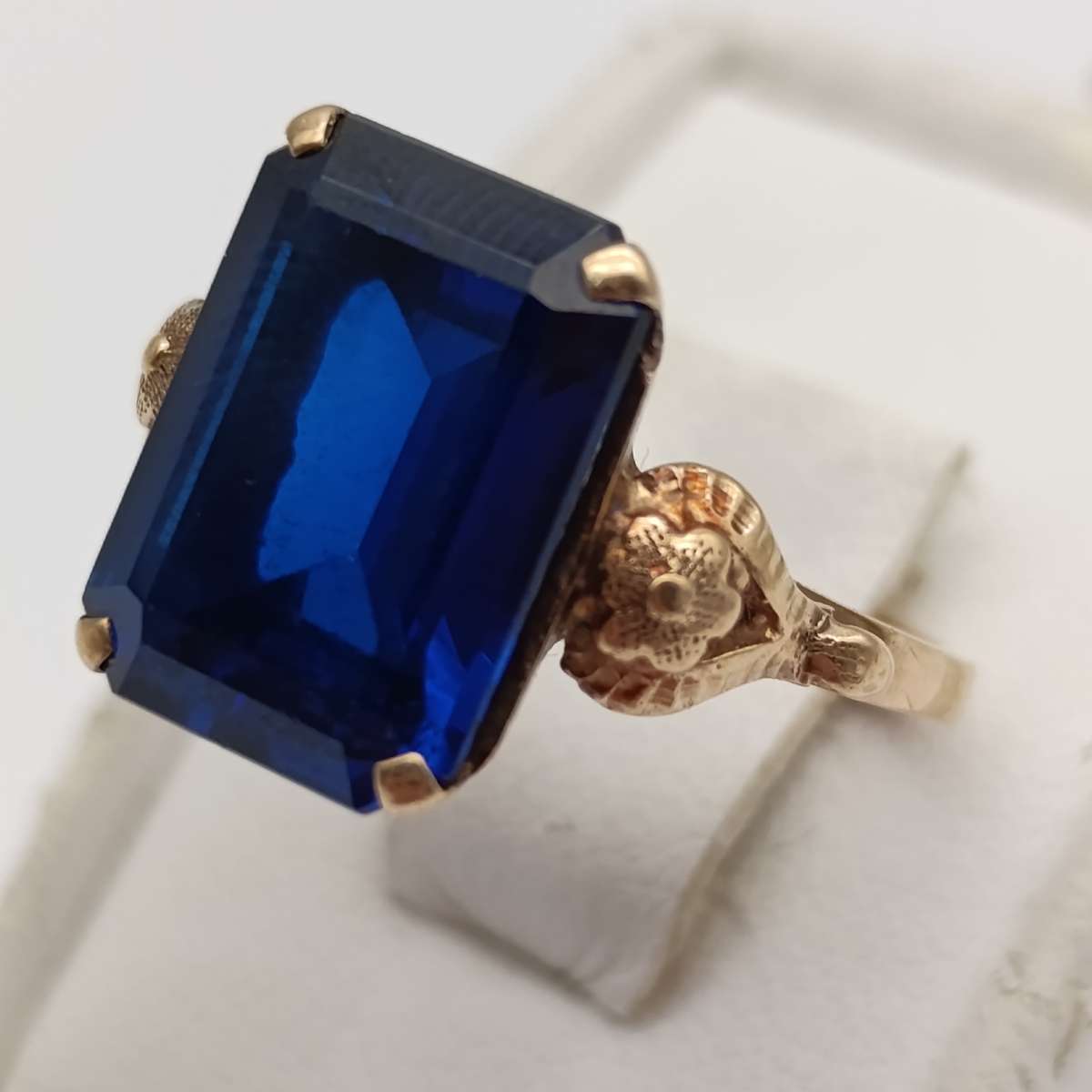 9kt Gold ring with dark blue Topaz - weighs 4.4g - size N 1/2