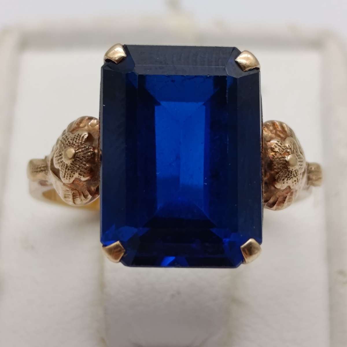 9kt Gold ring with dark blue Topaz - weighs 4.4g - size N 1/2