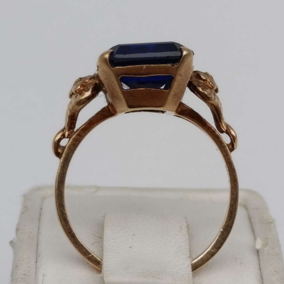 9kt Gold ring with dark blue Topaz - weighs 4.4g - size N 1/2