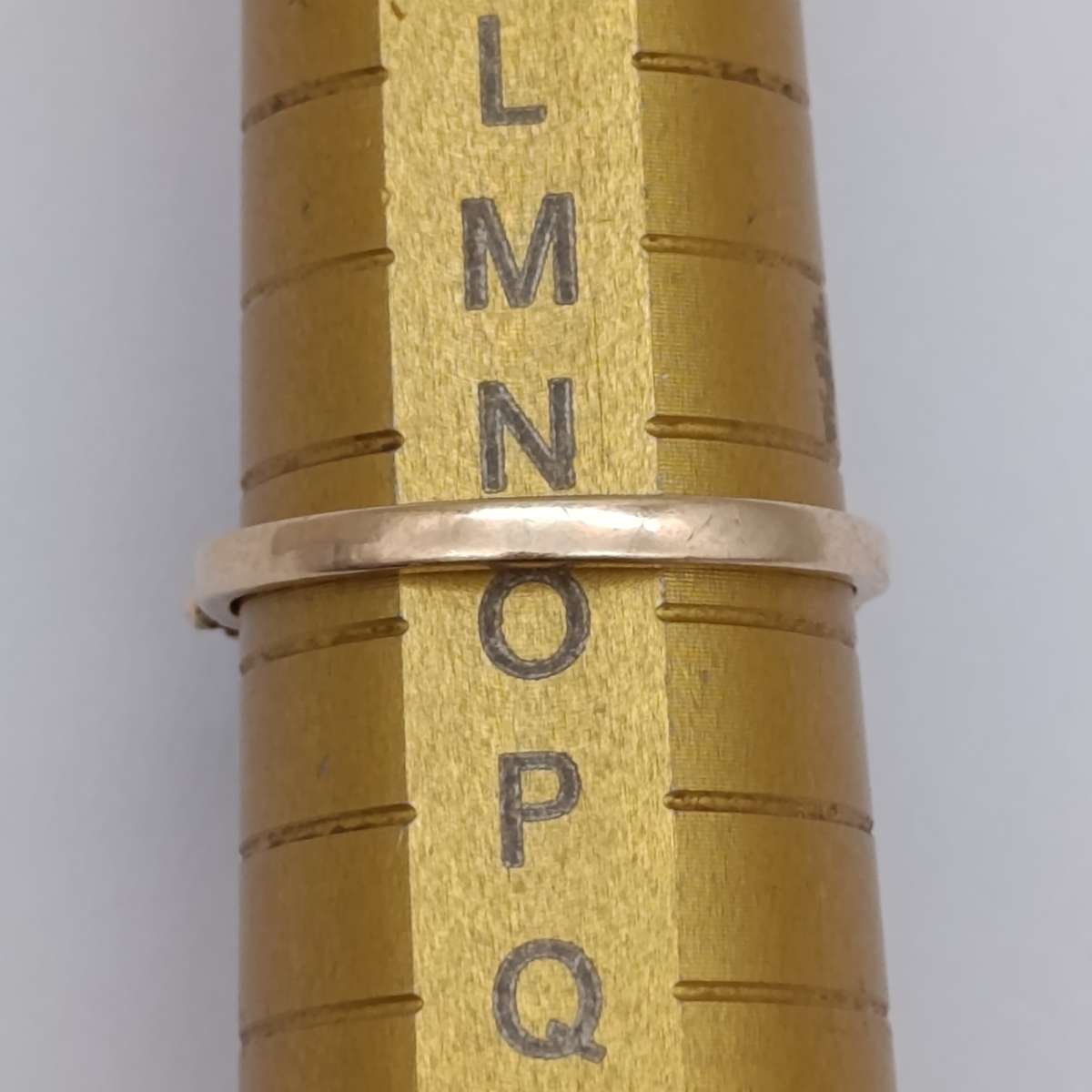 9kt Gold ring with dark blue Topaz - weighs 4.4g - size N 1/2