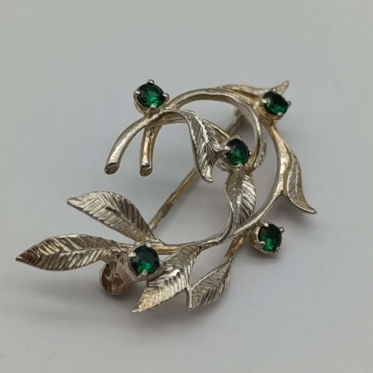 Sterling silver brooch with green stones - weighs 4,3g