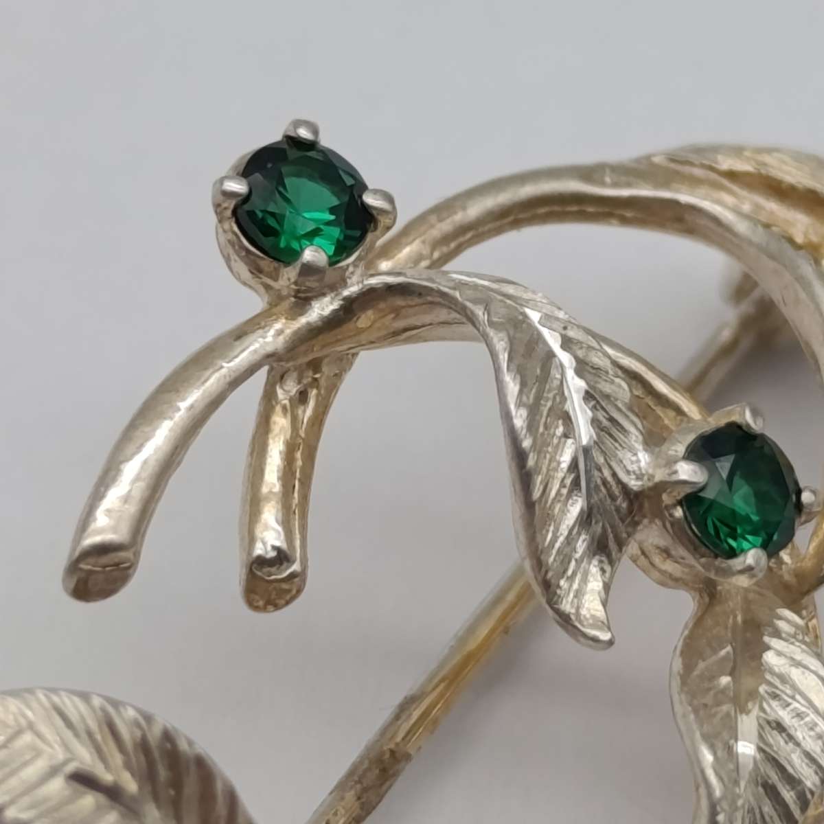 Sterling silver brooch with green stones - weighs 4,3g
