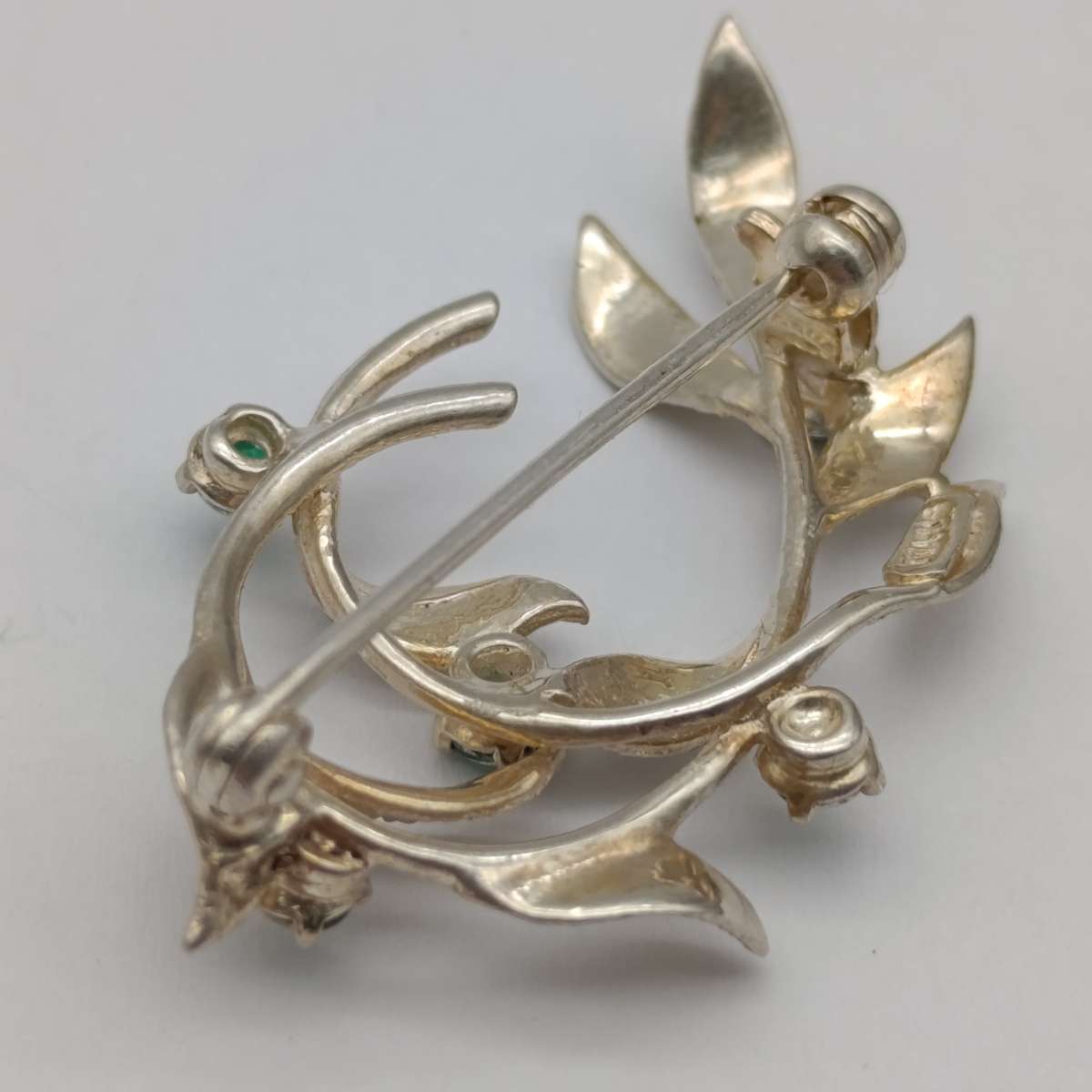Sterling silver brooch with green stones - weighs 4,3g