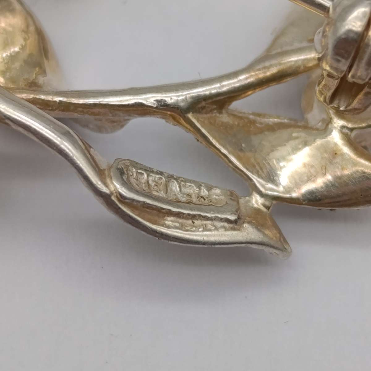 Sterling silver brooch with green stones - weighs 4,3g