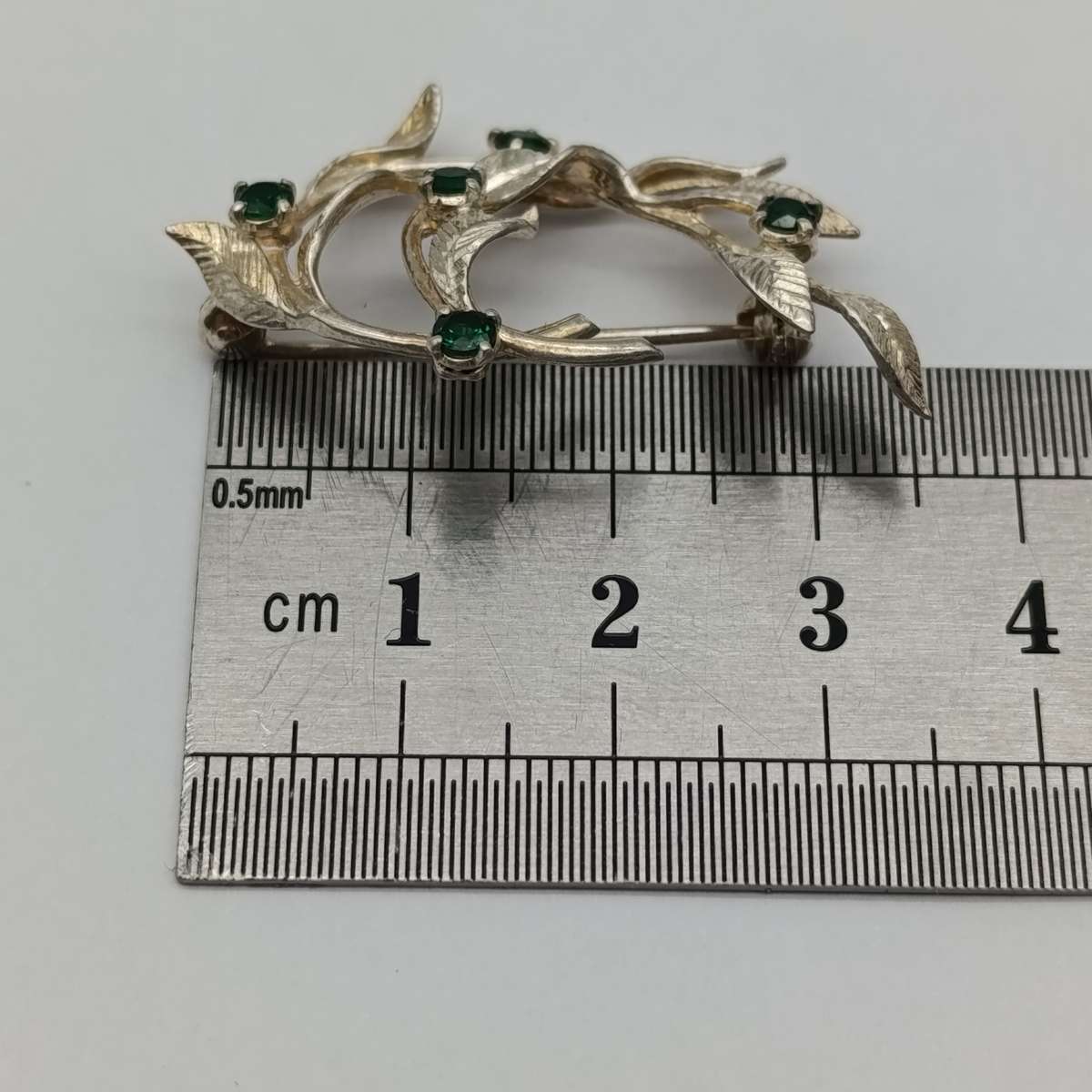 Sterling silver brooch with green stones - weighs 4,3g