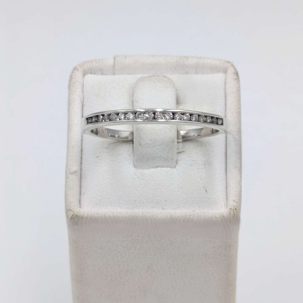 9kt White gold diamond ring wedding band - 18 small diamonds - weighs 2,0 grams - size U
