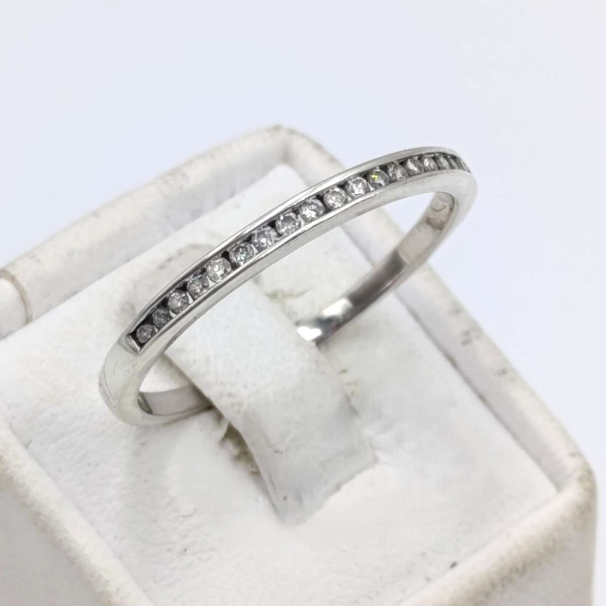 9kt White gold diamond ring wedding band - 18 small diamonds - weighs 2,0 grams - size U