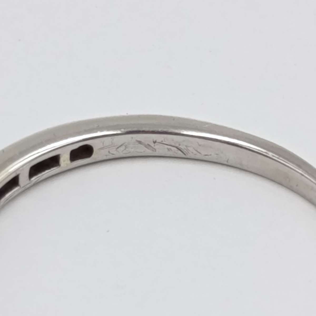 9kt White gold diamond ring wedding band - 18 small diamonds - weighs 2,0 grams - size U