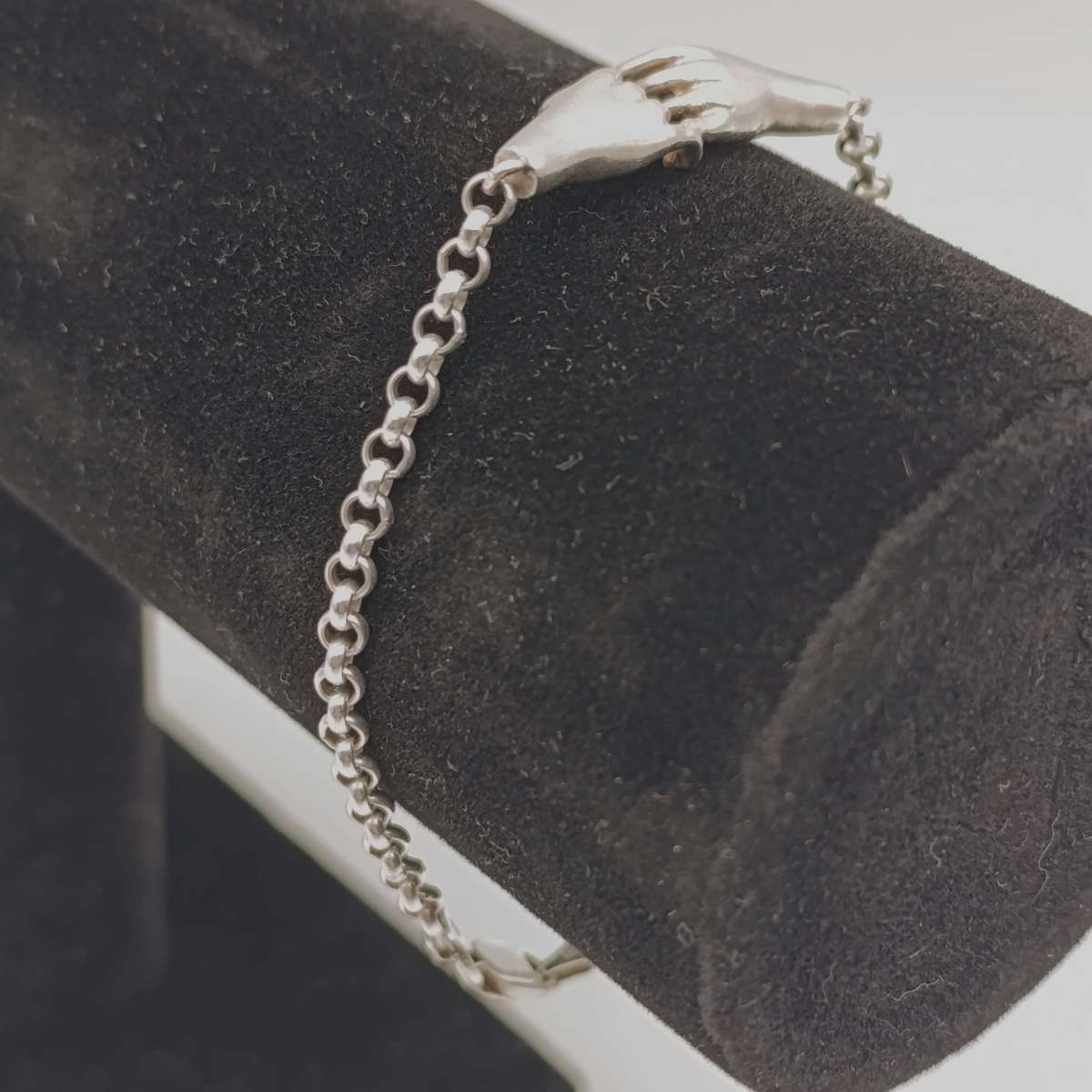 Beautiful Sterling silver bracelet with hands - weighs 9.4g - length 20cm