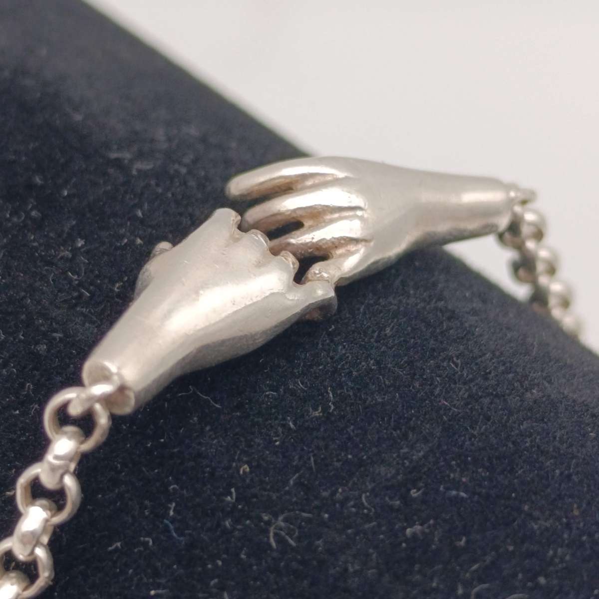 Beautiful Sterling silver bracelet with hands - weighs 9.4g - length 20cm