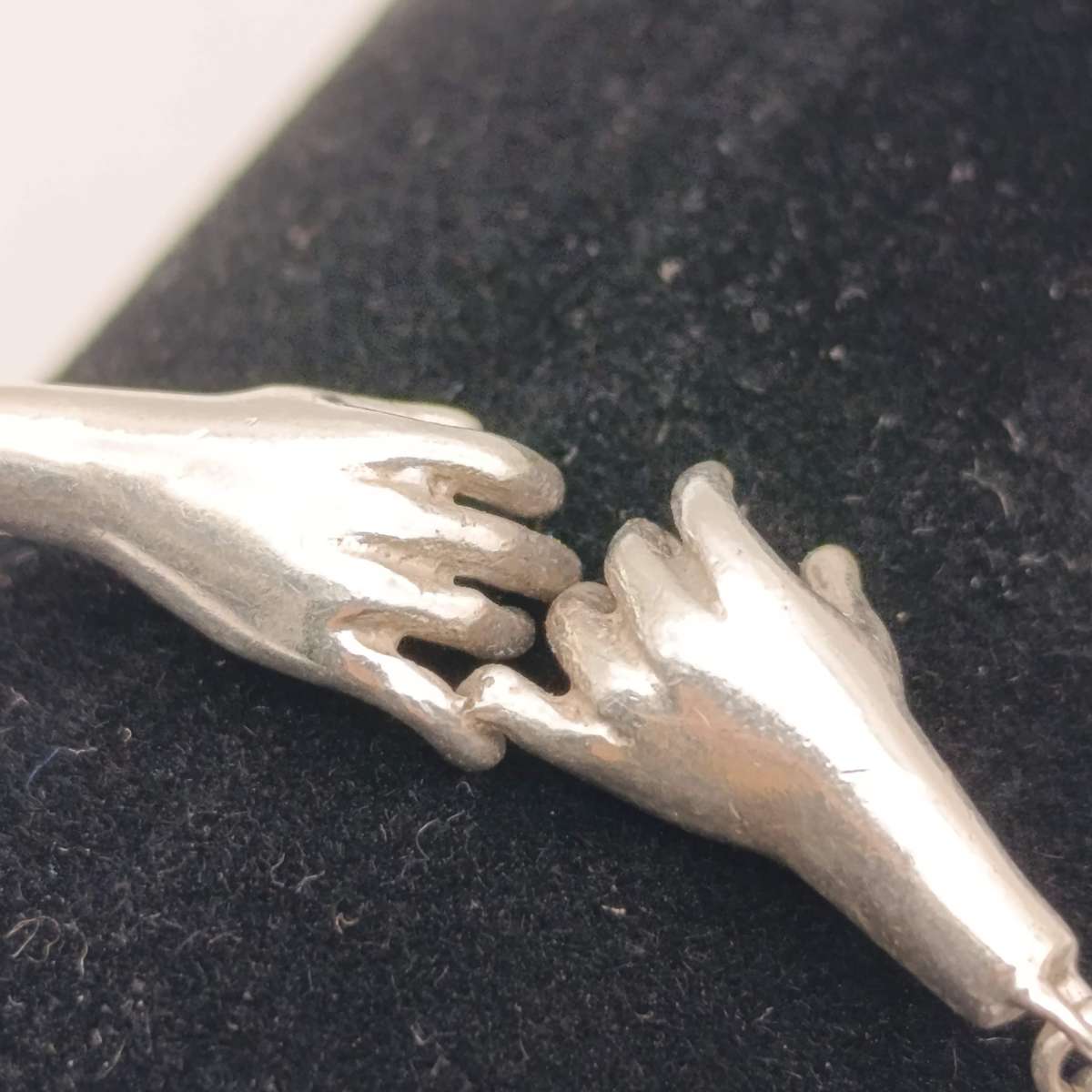 Beautiful Sterling silver bracelet with hands - weighs 9.4g - length 20cm