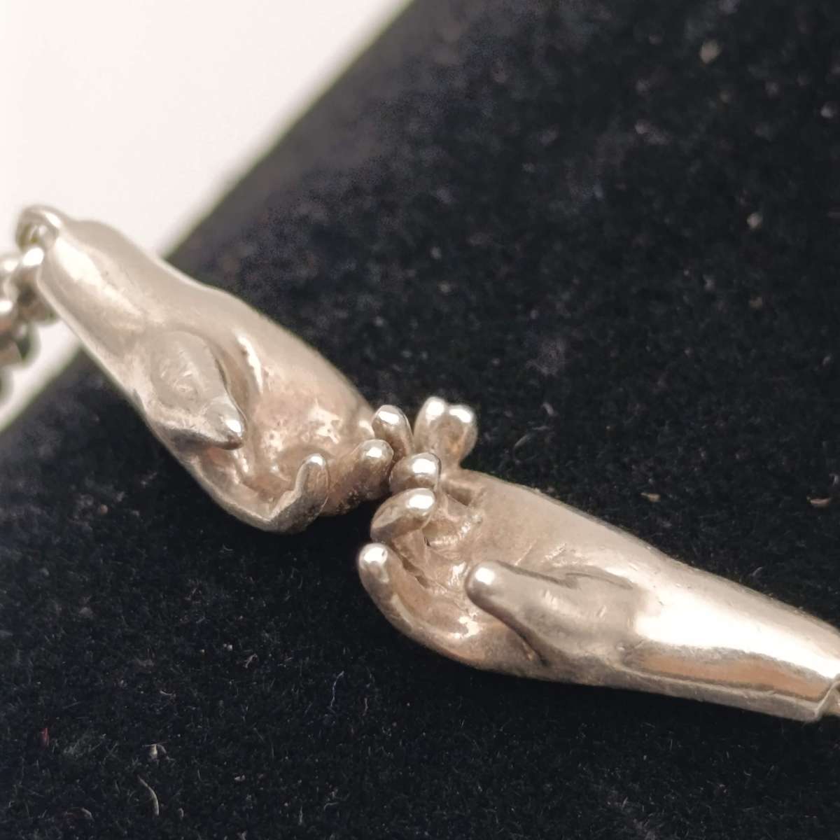 Beautiful Sterling silver bracelet with hands - weighs 9.4g - length 20cm